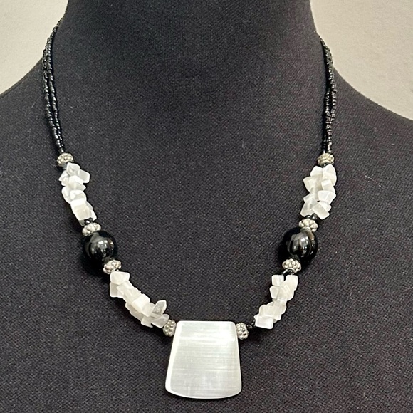 Black and White Beaded Necklace - Picture 2 of 9